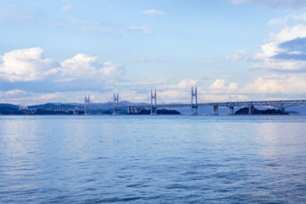 瀬戸内海・本島汽船から望む櫃石島橋・岩黒島橋（香川県：2024年1月）