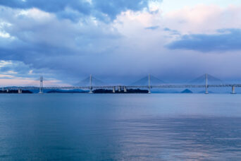 瀬戸内海・本島から望む櫃石島橋・岩黒島橋（香川県：2024年1月）