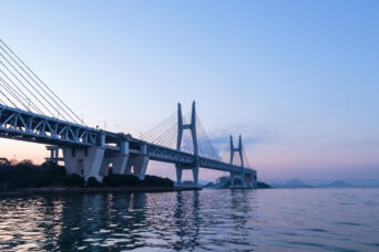 瀬戸内海・六口島海運汽船から望む岩黒島橋（香川県：2024年1月）