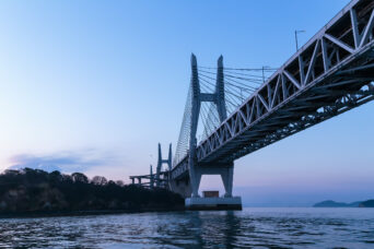 瀬戸内海・六口島海運汽船から望む櫃石島橋（香川県：2024年1月）