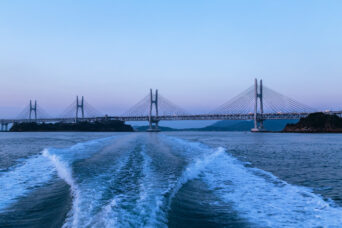 瀬戸内海・六口島海運汽船から望む櫃石島橋・岩黒島橋（香川県：2024年1月）