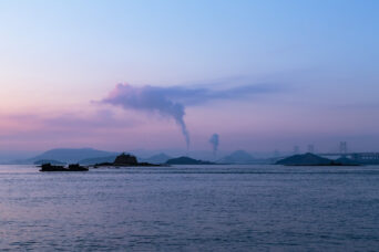 瀬戸内海・六口島海運汽船から望む瀬戸大橋と瀬戸内海（岡山県：2024年1月）