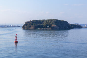 瀬戸内海・国際両備フェリーから望む高島と高島神社（岡山県：2024年1月）