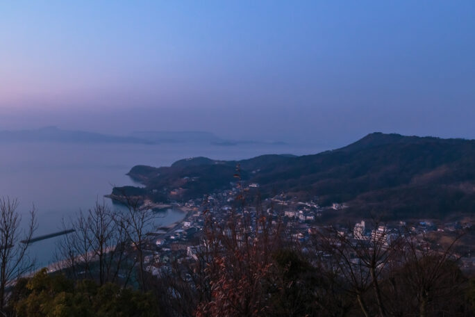 小豆島・高見山展望台から望む鹿島集落と瀬戸内海（香川県：2024年1月）