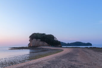 小豆島・エンジェルロードから望む弁天島と大余島（香川県：2024年1月）