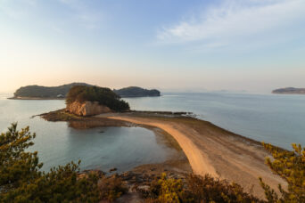 小豆島・エンジェルロード公園から望む弁天島・大余島（香川県：2024年1月）