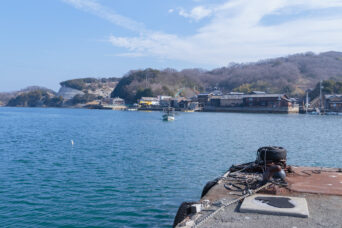 小豆島・沖島渡船場から望む小江集落と渡し舟（香川県：2024年1月）