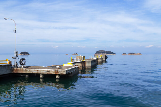 小豆島・大部港から望む瀬戸内海と大島（香川県：2024年1月）