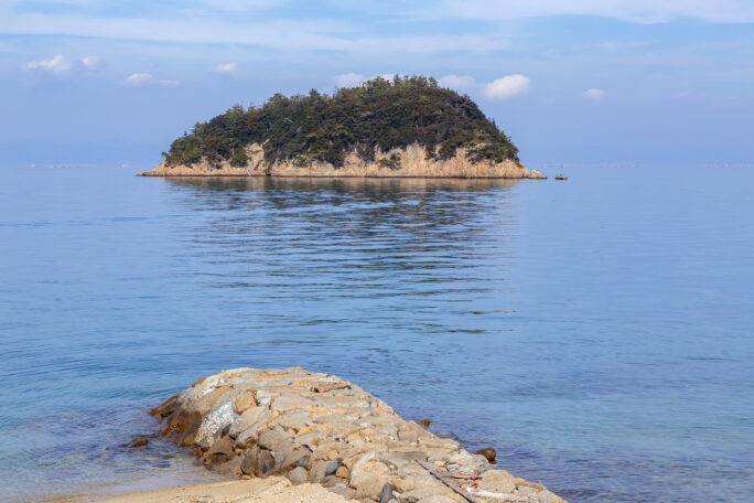 小豆島・千鳥ヶ浜から望む瀬戸内海と小島（香川県：2024年1月）