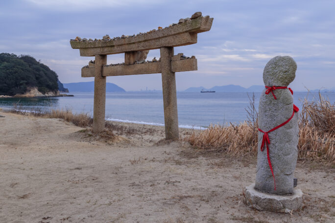 直島・琴反地海岸・恵比須神社鳥居と地蔵尊（香川県：2024年1月）