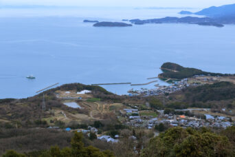 豊島・壇山から望む唐櫃集落と瀬戸内海・小豆島（香川県：2024年2月）
