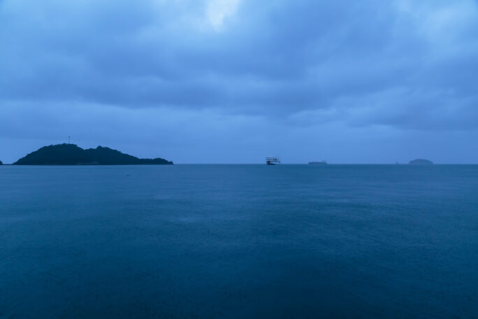 小豆島・坂手港から望む瀬戸内海とジャンボフェリー（香川県：2024年2月）