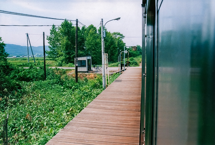 普通列車の車中から撮影していた2001年6月の初野駅