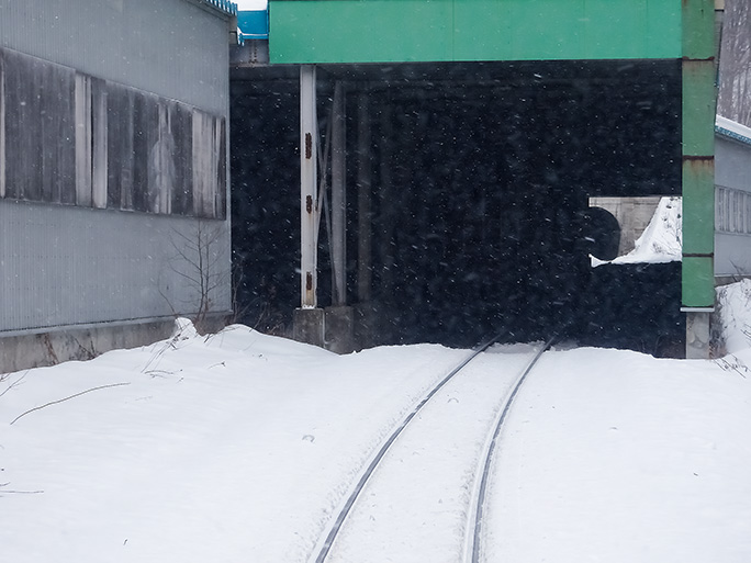雪覆いのあるポイント部分の向こうには常紋トンネルの坑口が見えている