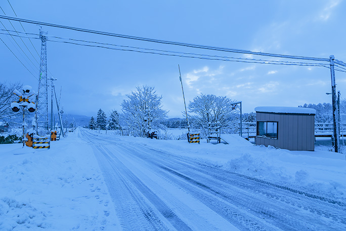 車道は早朝から除雪車が行き交って除雪されていた
