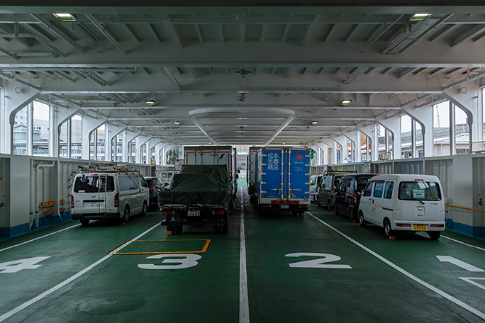 小豆島への主要航路ということもあり、車両の数もそこそこ