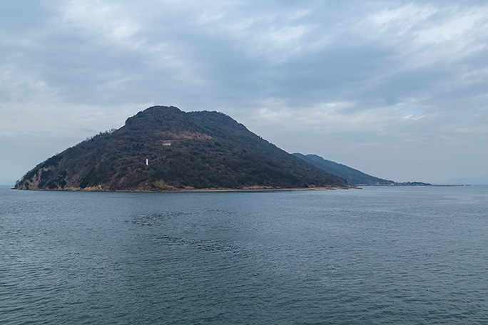 女木島灯台を間近に眺めながら女木島沖を行く