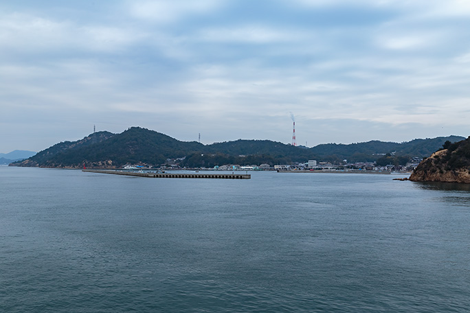 航海を終えて直島の宮浦港が見えてきた