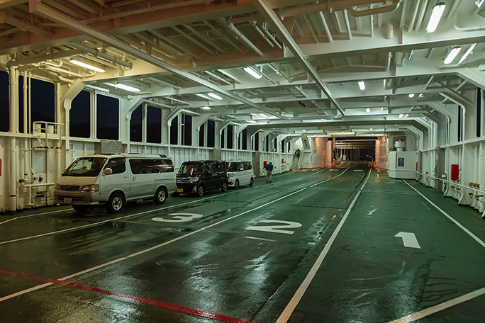 早朝の宇野港行に乗船していたのは僅か3台の車両のみ