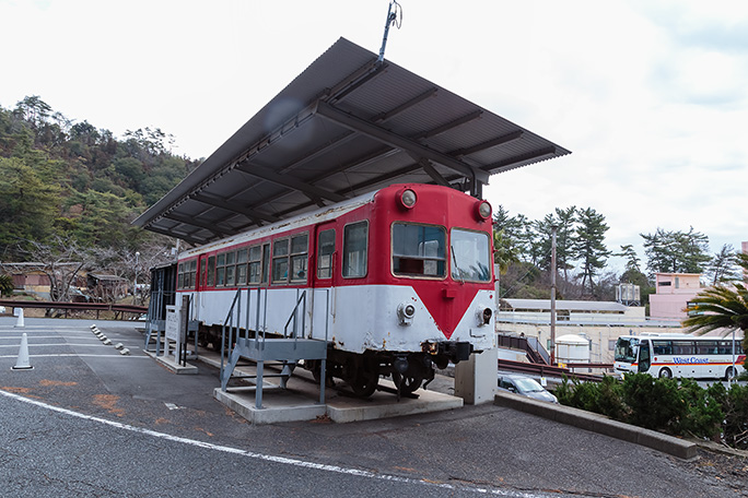 下電ホテル前には、下津井電鉄の車両が展示されている