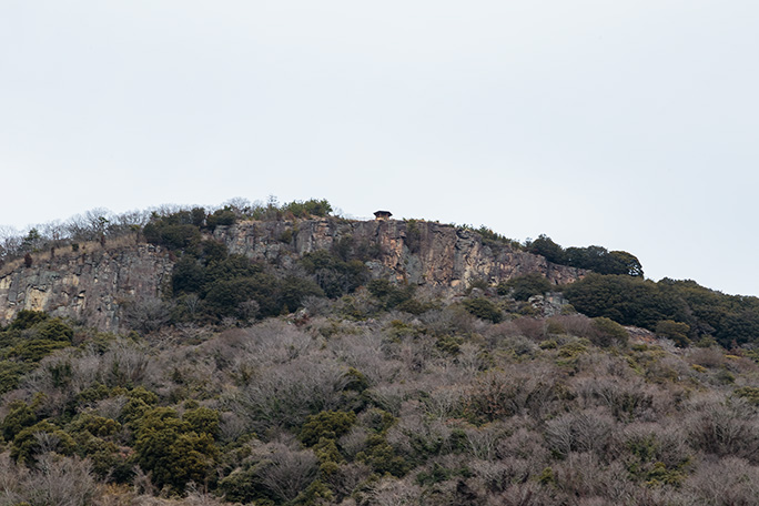 遥か高い断崖の上に岡崎公園の展望台が見えた