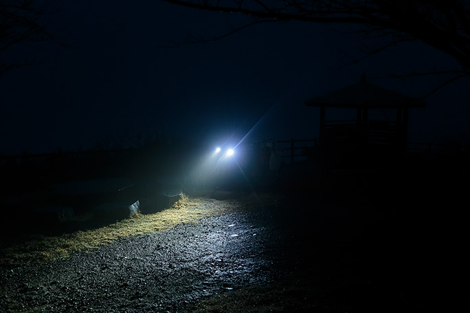 真っ暗な濃霧の中で岡崎展望台を出発する