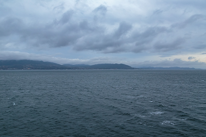 明石沖に達すると左舷前方に六甲山系の西端が見えてきた