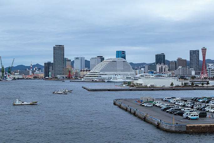 オリエンタルホテルやポートタワーを眺めながら神戸港に到着