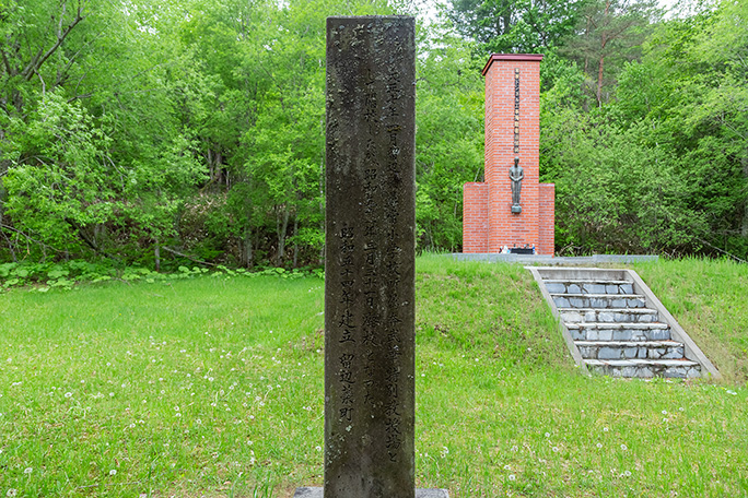 小学校跡の記念碑と向き合って「常紋トンネル工事殉難者追悼碑」が建立されている