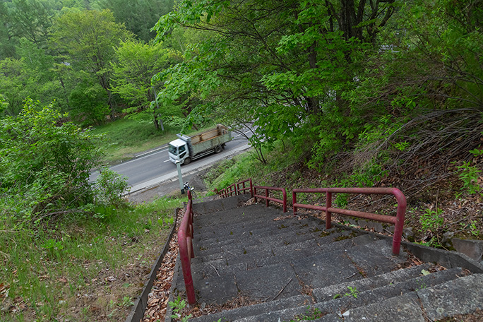 国道242号線からはこの階段を登ってアクセスする