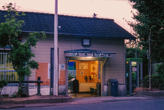 公衆電話や駅のゴミ箱が平成を物語る2001年当時の上総亀山駅舎