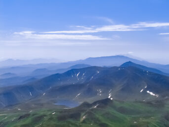 知床山系・羅臼岳から望む羅臼湖・遠音別岳方面（北海道：2003年7月）