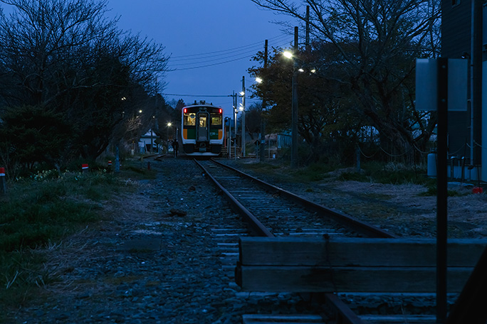 繋がることのないレールの先から眺める早朝の上総亀山駅