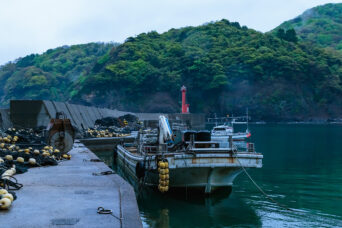 JR山陰本線・鎧漁港（兵庫県：2024年4月）