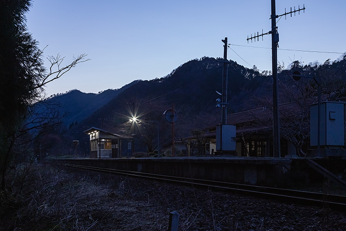 踏切側から山林内に続く杣道を辿って知和駅を眺める