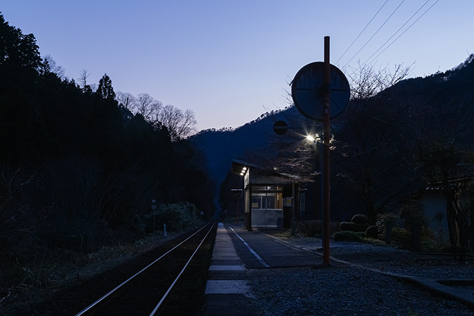 残照の中で知和駅は夜の空気に包まれていく