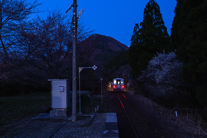 矢筈山が見下ろす美作路を物見峠に向かって走り去る普通列車