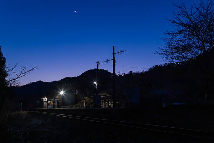 いつの間にか西の空に月が浮かんで知和駅を見守っていた