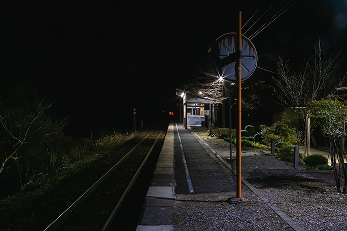 21時半を過ぎて出発していく最終列車を見送って駅前野宿の眠りに就いた