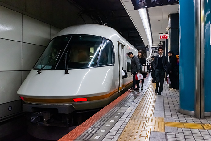 終業後に大阪難波駅から近鉄特急「アーバンライナー」に乗車して名古屋入り