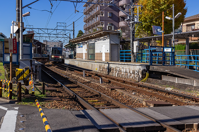 緩やかな曲線に位置する瀬戸市役所前駅