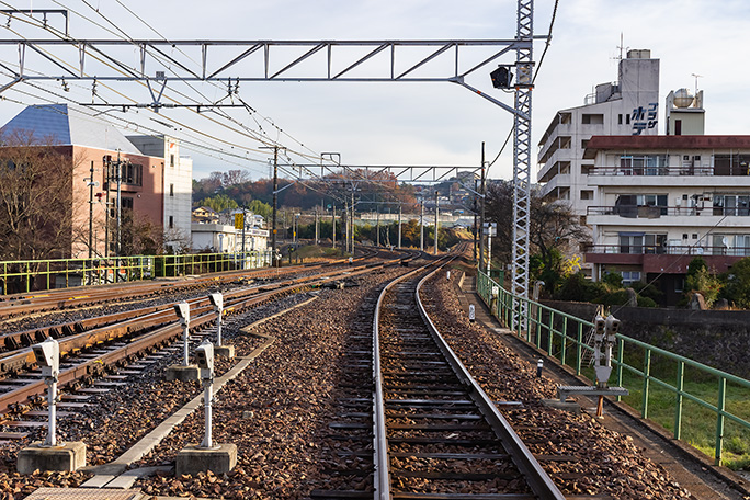 恵那駅の当方で複線の中央本線（左）と単線の明知鉄道（右）が分岐