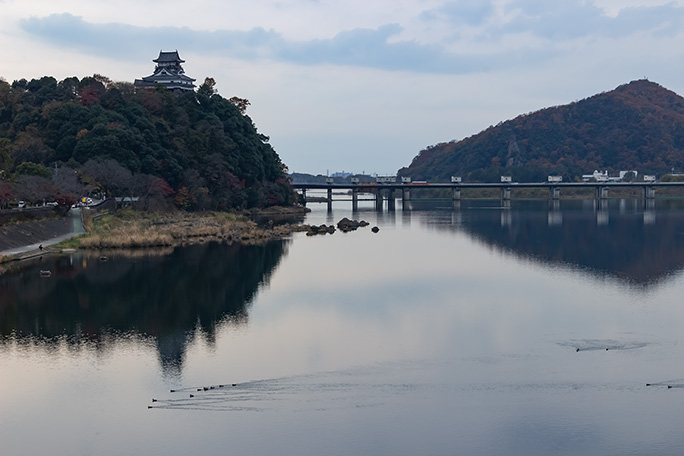 犬山城を眺めながら木曽川を渡る