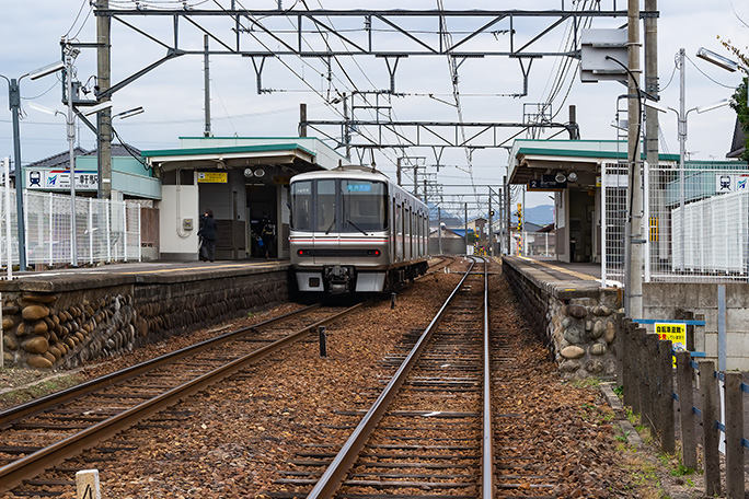 列車の運行間隔は短く駅毎に発着列車とすれ違う。各務原線二十軒駅。