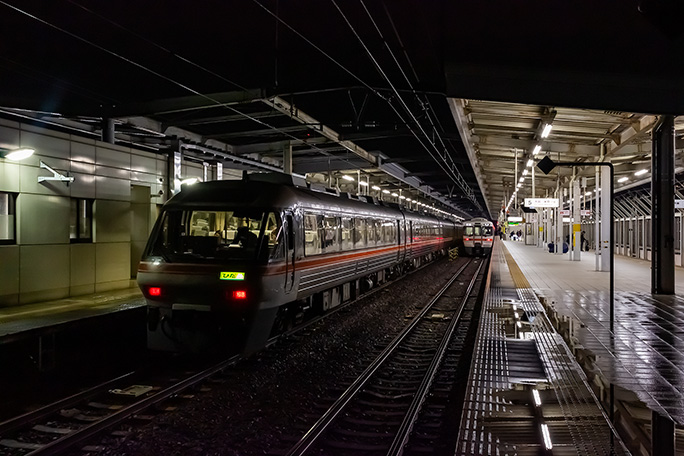 キハ85系で運行されていた時代の大阪行き「ワイドビューひだ」を見送る