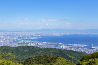 六甲山全山縦走・ガーデンテラス付近から望む大阪湾岸と瀬戸内海（兵庫県：2024年5月）