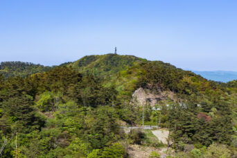 六甲山全山縦走・北六甲付近から望む六甲山最高峰（兵庫県：2024年5月）