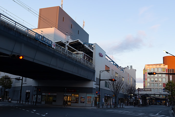 早朝の伊丹駅は人影も疎ら