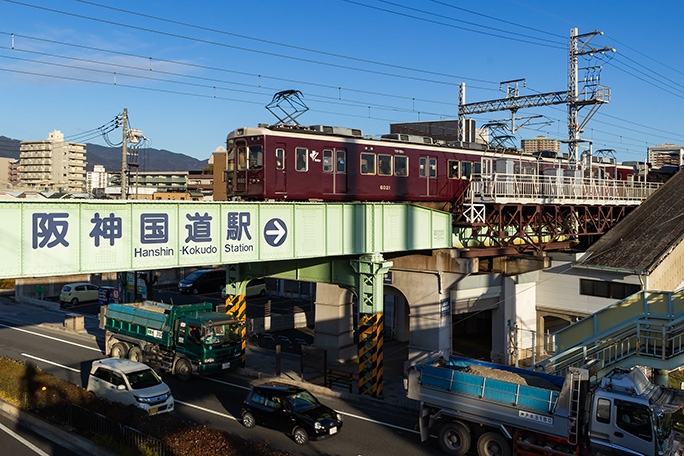 幹線国道2号をオーバークロスする阪神国道駅