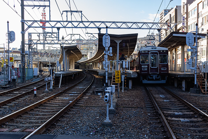 宝塚西口駅の今津線宝塚方ホームを眺める